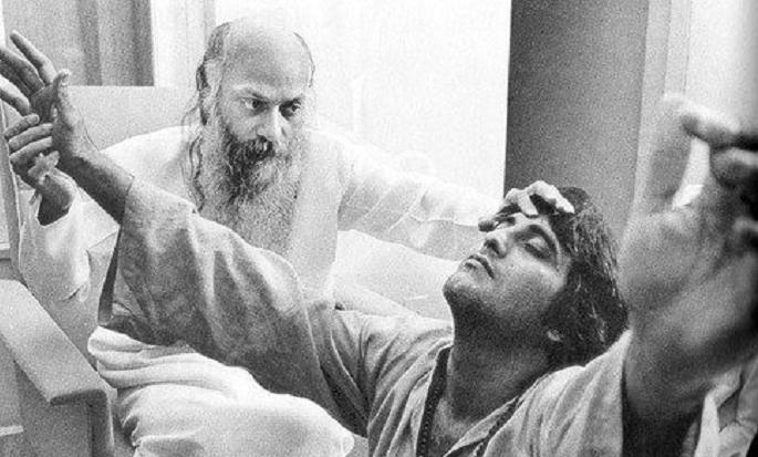 vinod khanna youngest son sakshi takes the spiritual path like his father was osho follower | विनोद खन्ना यांच्याप्रमाणे मुलानेही निवडला अध्यात्माचा मार्ग, घेणार का संन्यास? vinod khanna youngest son sakshi takes the spiritual path like his father was osho follower | विनोद खन्ना यांच्याप्रमाणे मुलानेही निवडला अध्यात्माचा मार्ग, घेणार का संन्यास?