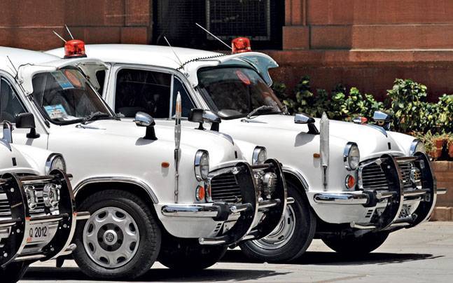 Time to hit the VIP culture! | व्हीआयपी संस्कृतीवर निर्णायक प्रहार करण्याची वेळ आली! Time to hit the VIP culture! | व्हीआयपी संस्कृतीवर निर्णायक प्रहार करण्याची वेळ आली!