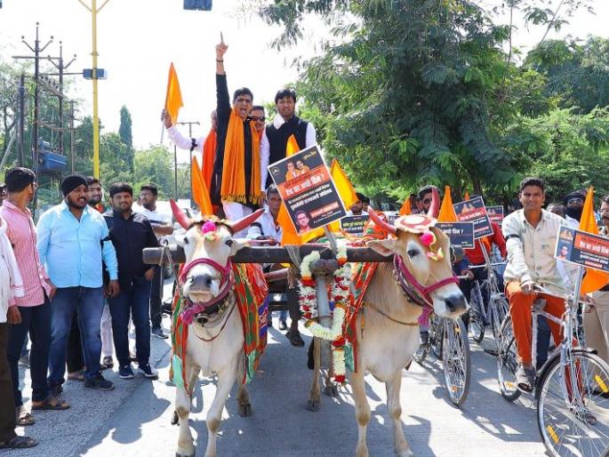 Youth Sena's cycle, bullock cart rally against fuel price hike | इंधन दरवाढीविरोधात युवासेनेची सायकल, बैलगाडी रॅली Youth Sena's cycle, bullock cart rally against fuel price hike | इंधन दरवाढीविरोधात युवासेनेची सायकल, बैलगाडी रॅली