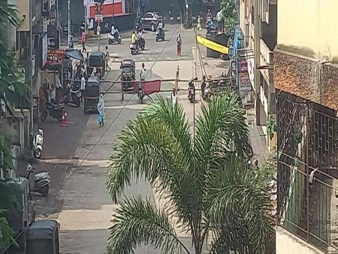 Roads in Nashik have been barricaded and closed for Ganesh immersion, causing a lot of hardship to the citizens. | नाशिक पोलिसांचा 'अति'उत्साहीपणा; मिरवणुकीच्या ५ तास अगोदरच रस्ते बंद केले Roads in Nashik have been barricaded and closed for Ganesh immersion, causing a lot of hardship to the citizens. | नाशिक पोलिसांचा 'अति'उत्साहीपणा; मिरवणुकीच्या ५ तास अगोदरच रस्ते बंद केले