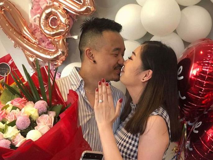 Hilarious truth behind this viral engagement photo will make you say Aww nails not ready | व्हायरल झालेल्या या साखरपुड्याच्या फोटोची ट्रिक वाचून म्हणाल, 'अरे वाह रे वाह!' Hilarious truth behind this viral engagement photo will make you say Aww nails not ready | व्हायरल झालेल्या या साखरपुड्याच्या फोटोची ट्रिक वाचून म्हणाल, 'अरे वाह रे वाह!'