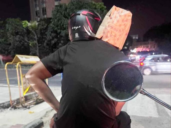 viral video man wearing paper bag as helmet while riding bike in bengluru | पाहावं ते नवलंच! दुचाकीवर बसलेल्या व्यक्तीचा अनोखा जुगाड,नेटकरीही झाले अवाक्;फोटो व्हायरल