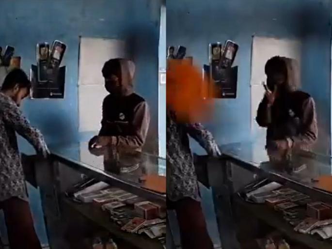 Viral Video Thief Throws Chilli Powder In Mobile Shop Owners Eyes, Flees With 50,000 Cash | दुकानदाराच्या डोळ्यात मिरची पूड टाकून ५० हजार रुपये लुटले, संपूर्ण प्रकार कॅमेऱ्यात कैद! Viral Video Thief Throws Chilli Powder In Mobile Shop Owners Eyes, Flees With 50,000 Cash | दुकानदाराच्या डोळ्यात मिरची पूड टाकून ५० हजार रुपये लुटले, संपूर्ण प्रकार कॅमेऱ्यात कैद!