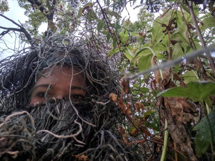 Woman dresses up as bush for captures sister s proposal pics | Viral Photo : बहिणीचे बॉयफ्रेंडसोबतचे फोटो काढण्यासाठी मुलीने केलेला प्रकार पाहून व्हाल हैराण... Woman dresses up as bush for captures sister s proposal pics | Viral Photo : बहिणीचे बॉयफ्रेंडसोबतचे फोटो काढण्यासाठी मुलीने केलेला प्रकार पाहून व्हाल हैराण...
