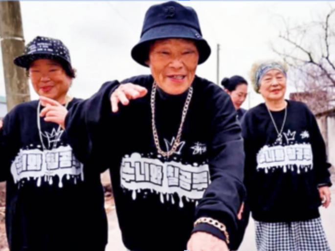 Eight 'rapper' grandparents in the nineties | नव्वदीतल्या आठ ‘रॅपर’ आज्ज्यांची धमाल ! वयस्कर लोकांना उमेदीने आणि आनंदाने जगण्याचा मार्ग दाखवला Eight 'rapper' grandparents in the nineties | नव्वदीतल्या आठ ‘रॅपर’ आज्ज्यांची धमाल ! वयस्कर लोकांना उमेदीने आणि आनंदाने जगण्याचा मार्ग दाखवला