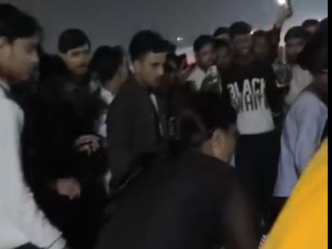 Viral Video: Two Groups of Girls Brawl, Pull Hair During Haryanvi Singer Gulzaar Chhaniwala Performance | Viral Video: हरियाणवी गायकाच्या लाईव्ह शोमध्ये मुलींचा 'भलताच' कार्यक्रम, व्हिडीओ व्हायरल! Viral Video: Two Groups of Girls Brawl, Pull Hair During Haryanvi Singer Gulzaar Chhaniwala Performance | Viral Video: हरियाणवी गायकाच्या लाईव्ह शोमध्ये मुलींचा 'भलताच' कार्यक्रम, व्हिडीओ व्हायरल!