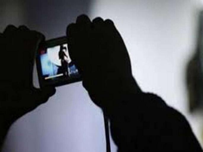 Blackmailing women threatening to make porn videos viral | अश्लील व्हिडिओ व्हायरल करण्याची धमकी देत महिलेस ब्लॅकमेल Blackmailing women threatening to make porn videos viral | अश्लील व्हिडिओ व्हायरल करण्याची धमकी देत महिलेस ब्लॅकमेल