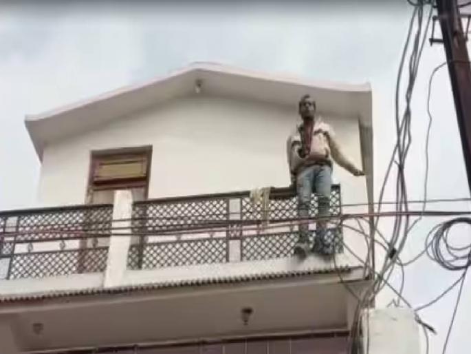 madhya pradesh a thief created high voltage drama threatens to jump from roof video viral | चोराची अशीही नाटकं! रंगेहात पकडल्यानंतर गच्चीवरुन उडी मारण्याची दिली धमकी madhya pradesh a thief created high voltage drama threatens to jump from roof video viral | चोराची अशीही नाटकं! रंगेहात पकडल्यानंतर गच्चीवरुन उडी मारण्याची दिली धमकी
