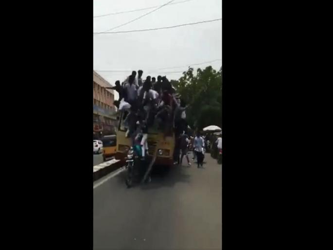 people were sitting on the roof of the bus, driver suddenly press breaks | Video: बसच्या छतावर बसले होते शेकडो लोक, ड्रायव्हरने अचानक लावला ब्रेक अन्... people were sitting on the roof of the bus, driver suddenly press breaks | Video: बसच्या छतावर बसले होते शेकडो लोक, ड्रायव्हरने अचानक लावला ब्रेक अन्...
