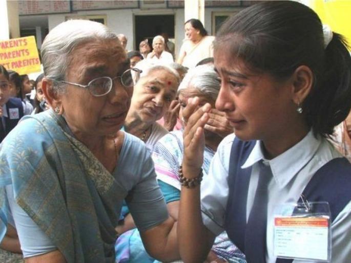 Viral truth! Learn about the 'Satyakatha' of a grandmother and granddaughter who shares the social media. | व्हायरल सच! जाणून घ्या सोशल मीडियावर शेअर होणाऱ्या आजी-नातीच्या भेटीची 'सत्यकथा'