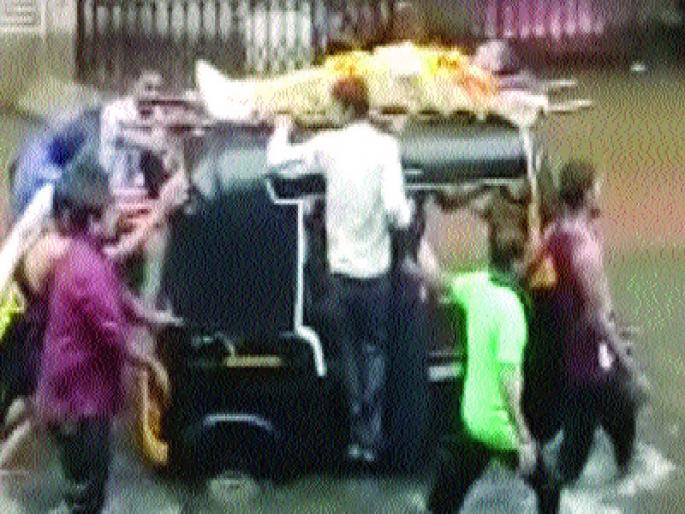 The funeral procession took place from the autonomous rickshaw | नालासोपाऱ्यात रिक्षावरून काढली अंत्ययात्रा The funeral procession took place from the autonomous rickshaw | नालासोपाऱ्यात रिक्षावरून काढली अंत्ययात्रा