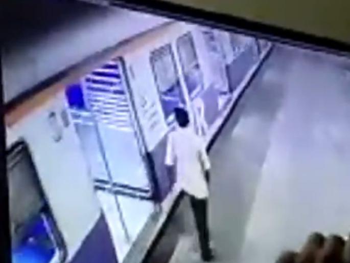 Shocking The woman was pushed from the running local in Virar | धक्कादायक ! विरारहून नालासोपा-याला चाललेल्या तरुणीला धावत्या लोकलमधून ढकलले