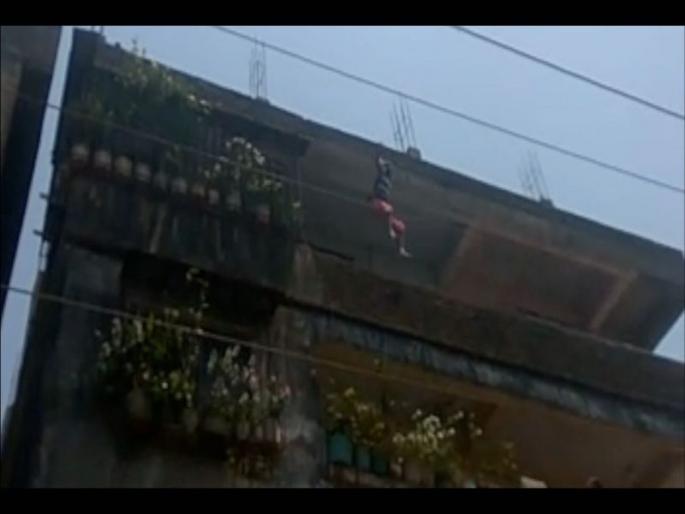 to avoid molestation minor girl jumped from the fourth floor in nalasopara | VIDEO- अब्रू वाचवण्यासाठी अल्पवयीन मुलीची चौथ्या मजल्यावरुन उडी to avoid molestation minor girl jumped from the fourth floor in nalasopara | VIDEO- अब्रू वाचवण्यासाठी अल्पवयीन मुलीची चौथ्या मजल्यावरुन उडी