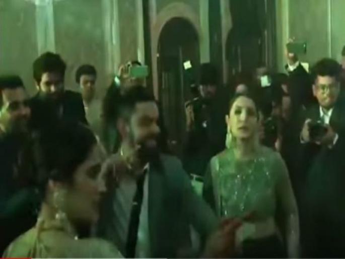 Video: Virat-Ankhaa Controversy, Zaheer-Sagarika's Reception Party Threatened Team India | Video : विराट-अनुष्काने धरला ठेका, झहीर-सागरिकाच्या रिसेप्शन पार्टीत थिरकली टीम इंडियाही