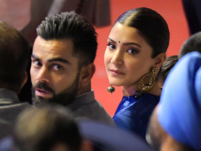 Video Viral : Anushka Sharma and Virat Kohli caught in an adorable moment during an event in Delhi | Video Viral : ... अन् भर कार्यक्रमात अनुष्कानं केलं कोहलीला Kiss