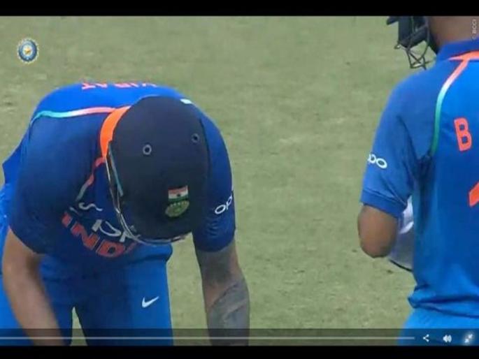 Virat Kohli before Bhuvneshwar Kumar, bowed lowly, bowed in the field | भुवनेश्वर कुमारसमोर विराट कोहली झाला नतमस्तक, मैदानातच झुकून केला सलाम