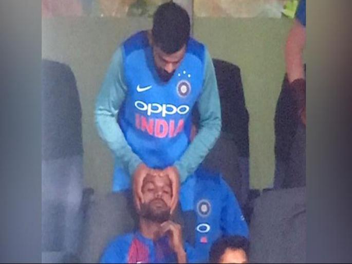 virat kohli head massage to shikhar dhawan | जेव्हा विराट कोहली करतो 'गब्बर'चा हेड मसाज