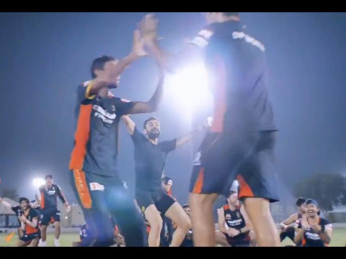 Virat Kohli cheers for RCB Bowlers at ‘The Yorker Challenge’ in IPL 2020, Watch video | आनंद पोटात मावेना... विराट कोहलीची IPL 2020 जेतेपदवाली Feeling; पाहा भन्नाट Video