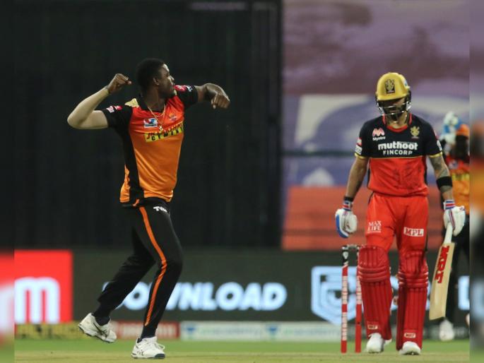 Eliminator, SRH vs RCB : Virat Kohli gone its big wicket for SRH, Jason Holder strikes catch taken by Goswami, Video  | Eliminator, SRH vs RCB : Ohhh No... दुसऱ्याच षटकात विराट कोहली OUT; जेसन होल्डरनं दिले दोन धक्के, Video