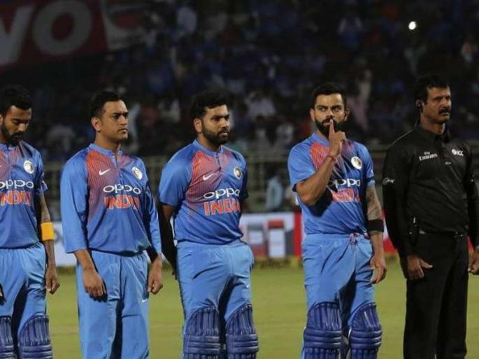 Virat Kohli gestures fans to be quiet while observing 2-minute silence for Pulwama martyrs at Vizag | शहिदांसाठी दोन मिनिटं शांत राहू शकत नाही का?; कॅप्टन कोहली चाहत्यांवर चिडला