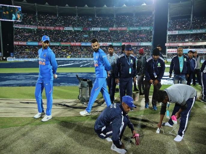 India vs Sri Lanka, 1st T20I: The first T20I between India and Sri Lanka has been abandoned, Virat kohli unhappy with pitch | IND vs SL, 1st T20I: खेळपट्टी पाहून विराट नाराज, पहिल्या सामन्यावर पावसाचं पाणी