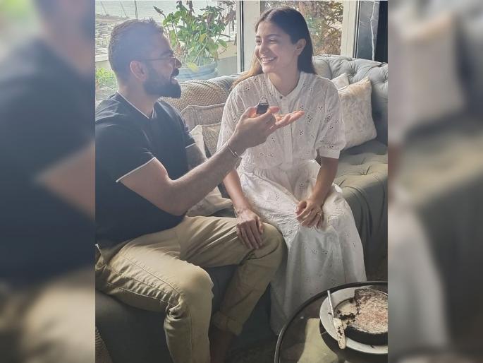 Virat Kohli wished his wife and better half Anushka Sharma on her 32nd birthday svg | विराट कोहलीनं फिल्मी स्टाईलनं दिल्या पत्नी अनुष्का शर्माला शुभेच्छा