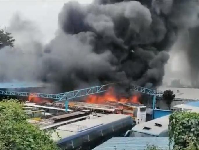 Terrible fire in Bengluru! 22 luxury buses catch fire; parked at garage virbhdranagar | भीषण अग्नितांडव! 22 लक्झरी बसेस जळून खाक; गॅरेजमध्ये उभ्या केलेल्या... Terrible fire in Bengluru! 22 luxury buses catch fire; parked at garage virbhdranagar | भीषण अग्नितांडव! 22 लक्झरी बसेस जळून खाक; गॅरेजमध्ये उभ्या केलेल्या...