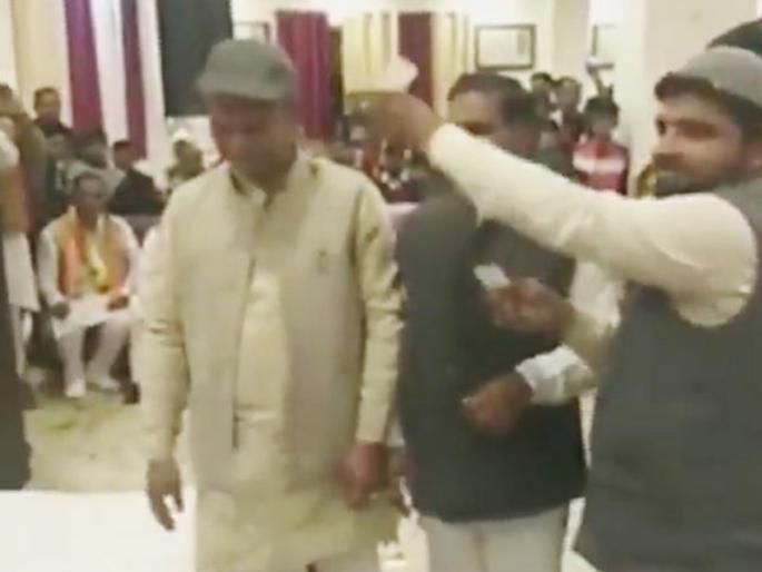 Pulwama Attack: Congress party workers shower currency notes on Congress leader Virendra Rawat, Video Viral | काँग्रेसचा 'प्रताप'... शहिदांना श्रद्धांजली वाहायला जमले, नेत्यावर नोटा उधळत राहिले! Pulwama Attack: Congress party workers shower currency notes on Congress leader Virendra Rawat, Video Viral | काँग्रेसचा 'प्रताप'... शहिदांना श्रद्धांजली वाहायला जमले, नेत्यावर नोटा उधळत राहिले!