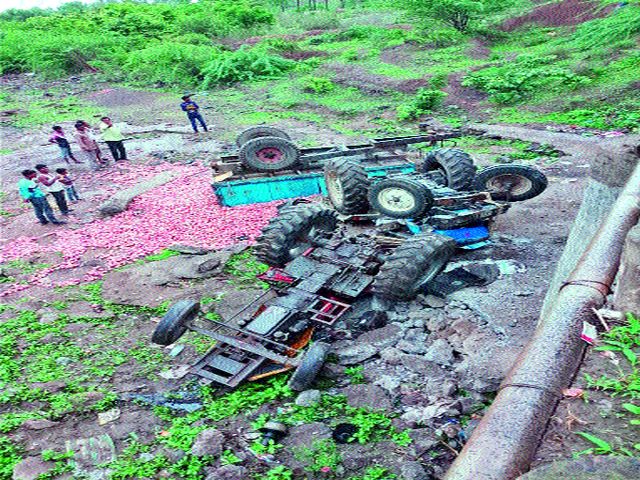 Tractor river bed | ट्रॅक्टर नदीपात्रात