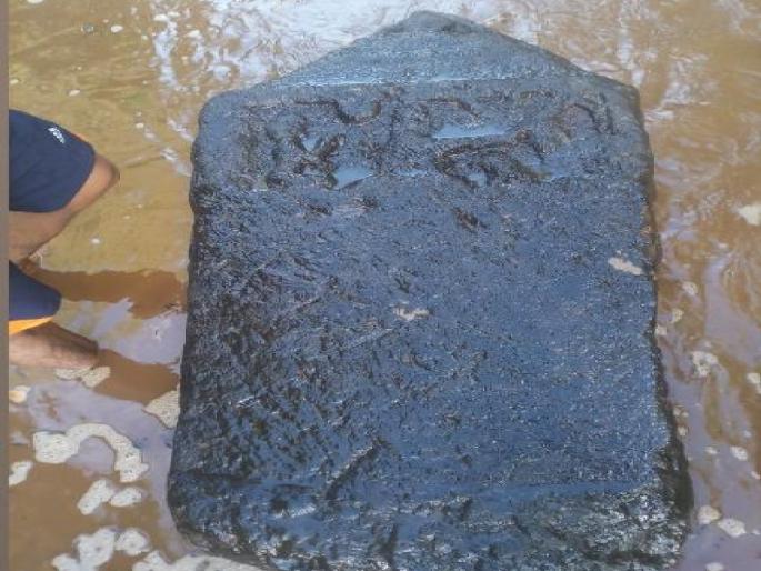 Tulsi river in Kolhapur reached its bottom, Veergal was found in the river in Kasba Beed | कोल्हापुरातील तुळसी नदीने तळ गाठला, कसबा बीडमध्ये नदीत वीरगळ सापडली Tulsi river in Kolhapur reached its bottom, Veergal was found in the river in Kasba Beed | कोल्हापुरातील तुळसी नदीने तळ गाठला, कसबा बीडमध्ये नदीत वीरगळ सापडली