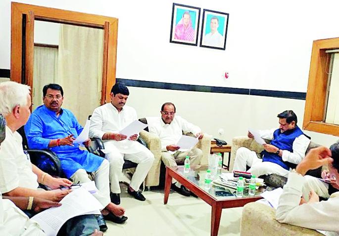 Shivsenalike Savitri protects the lives of the BJP | शिवसेनारूपी सावित्रीमुळे भाजपाचा प्राण टिकून 