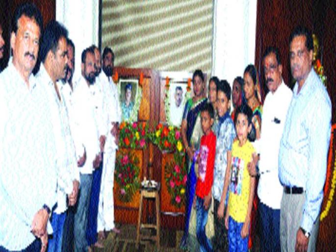 A salute to the Veerapatni, a corporation paid a month's honor | वीरपत्नींना ठामपाचा सलाम, नगरसेवकांनी दिले एक महिन्याचे मानधन A salute to the Veerapatni, a corporation paid a month's honor | वीरपत्नींना ठामपाचा सलाम, नगरसेवकांनी दिले एक महिन्याचे मानधन