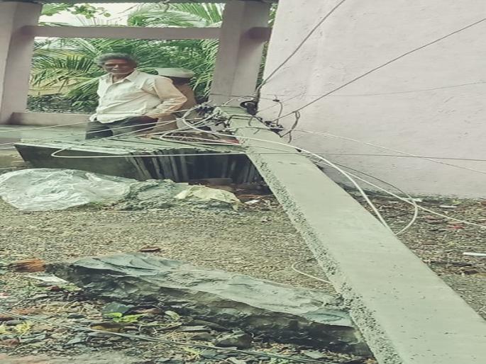 Wind dams in Visapur area: Majority of villages in the area are in dark | विसापूर परिसरात वादळाने मोठे नुकसान : परिसरातील गावे अंधारात Wind dams in Visapur area: Majority of villages in the area are in dark | विसापूर परिसरात वादळाने मोठे नुकसान : परिसरातील गावे अंधारात