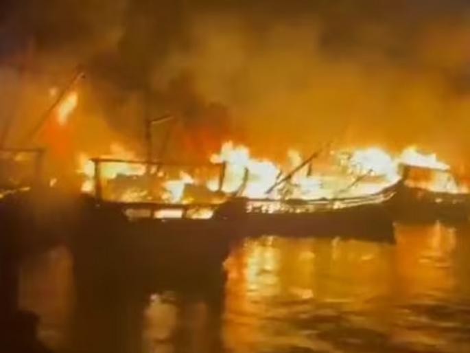 A massive fire broke out in Visakhapatnam fishing harbour, The fire that started with the first boat eventually spread to 40 boats, Andhra Pradesh | विशाखापट्टणम बंदरात भीषण आग, 40 बोटी जळून खाक, मच्छिमारांचे मोठे नुकसान A massive fire broke out in Visakhapatnam fishing harbour, The fire that started with the first boat eventually spread to 40 boats, Andhra Pradesh | विशाखापट्टणम बंदरात भीषण आग, 40 बोटी जळून खाक, मच्छिमारांचे मोठे नुकसान
