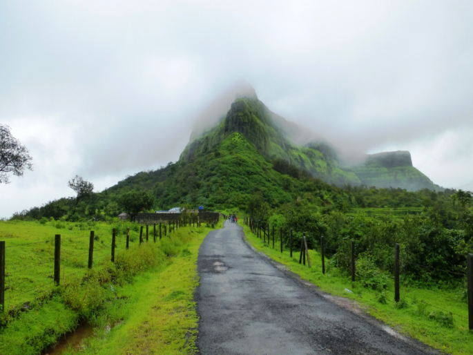 Tourist dies while going to Visapur Fort after slipping on mountain and falling into valley | डोंगरावर पाय घसरल्याने दरीत पडला; विसापूर किल्ल्याकडे जाताना पर्यटकाचा मृत्यू