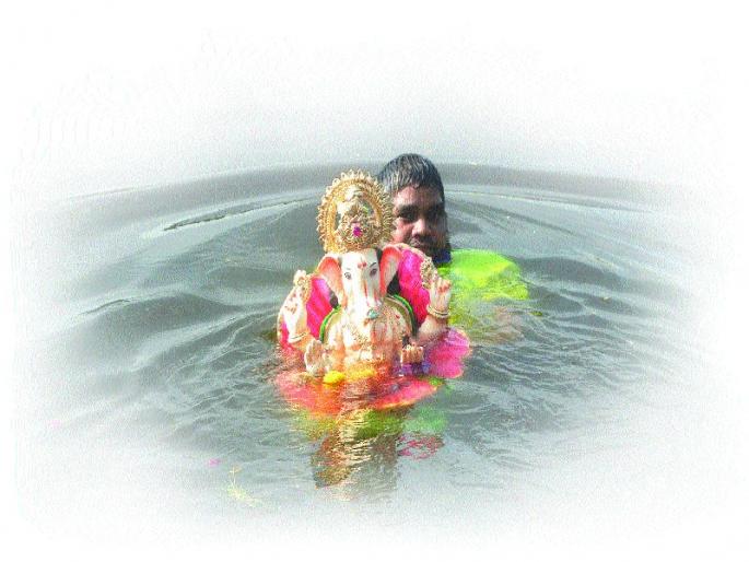 Devotion to Gauri-Ganapati with devotion | गौरी-गणपतीला भक्तिभावाने निरोप Devotion to Gauri-Ganapati with devotion | गौरी-गणपतीला भक्तिभावाने निरोप