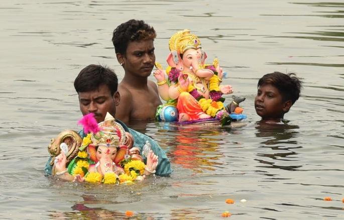 Immersion in the sea is not forbidden; Municipal planning | समुद्रात विसर्जन करण्यावर बंदी नाही; महापालिकेचे नियोजन Immersion in the sea is not forbidden; Municipal planning | समुद्रात विसर्जन करण्यावर बंदी नाही; महापालिकेचे नियोजन