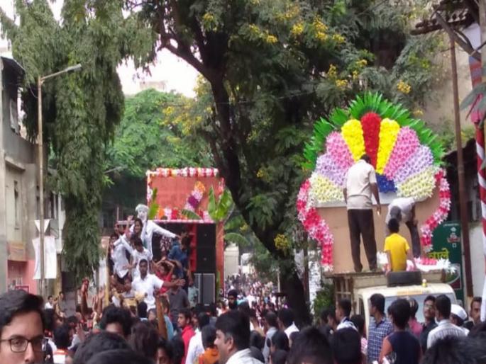 Ganesh Visarjan 2018: Ganapati Manadal plays D. J. | Ganesh Visarjan 2018 : आवाज वाढव डी जे...होऊ दे गुन्हा दाखल Ganesh Visarjan 2018: Ganapati Manadal plays D. J. | Ganesh Visarjan 2018 : आवाज वाढव डी जे...होऊ दे गुन्हा दाखल