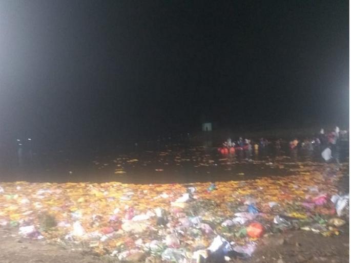 Ganesh Visarjan: Three people die drowning during Ganpati Visarjan at Jalana | Ganesh Visarjan : जालन्यात गणपती विसर्जन करताना तिघांचा बुडून मृत्यू Ganesh Visarjan: Three people die drowning during Ganpati Visarjan at Jalana | Ganesh Visarjan : जालन्यात गणपती विसर्जन करताना तिघांचा बुडून मृत्यू
