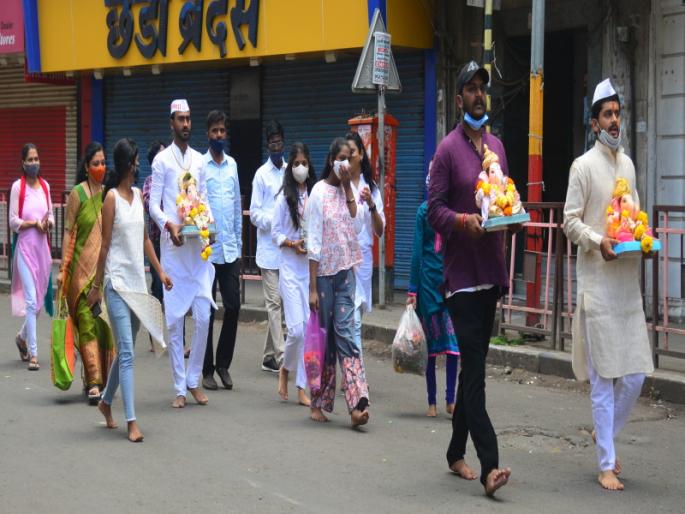 Pune residents bid farewell to Ganarayana in an environmentally friendly manner; This time too, the ‘voice’ of the immersion procession is muted due to the corona | पुणेकरांनी पर्यावरणपूरकरित्या दिला गणरायाला निरोप; यंदाही कोरोनामुळे विसर्जन मिरवणुकीचा ‘आव्वाज’ म्यूटच Pune residents bid farewell to Ganarayana in an environmentally friendly manner; This time too, the ‘voice’ of the immersion procession is muted due to the corona | पुणेकरांनी पर्यावरणपूरकरित्या दिला गणरायाला निरोप; यंदाही कोरोनामुळे विसर्जन मिरवणुकीचा ‘आव्वाज’ म्यूटच