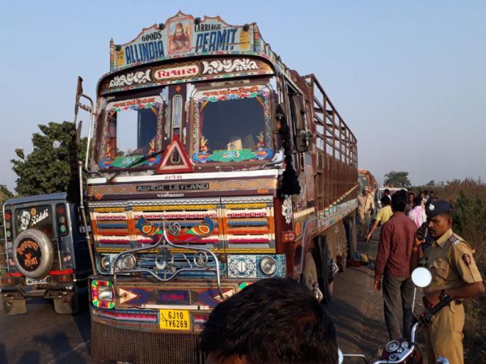 Due to the truck crash, the child was killed in a road accident | भरधाव ट्रकच्या धडकेत बालक ठार : विसरवाडी गावातील घटना Due to the truck crash, the child was killed in a road accident | भरधाव ट्रकच्या धडकेत बालक ठार : विसरवाडी गावातील घटना