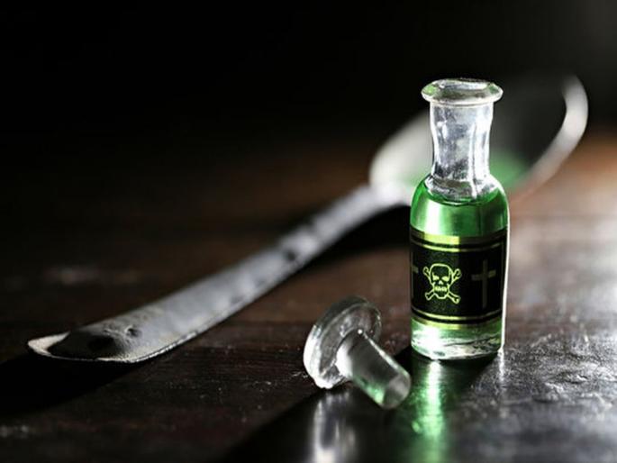 He took the poison in the field, pleading, 'Don't count my field..' | ‘माझ्या शेताची मोजणी करू नका..’ अशी विनवणी करत त्याने घेतले शेतातच विष He took the poison in the field, pleading, 'Don't count my field..' | ‘माझ्या शेताची मोजणी करू नका..’ अशी विनवणी करत त्याने घेतले शेतातच विष