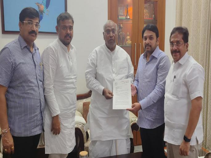 Friendly fight for Sangli Lok Sabha, A decision will be taken at tomorrow meeting of the Mahavikas Aghadi | सांगली लोकसभेसाठी होणार मैत्रीपूर्ण लढत, महाआघाडीच्या उद्याच्या बैठकीत निर्णय