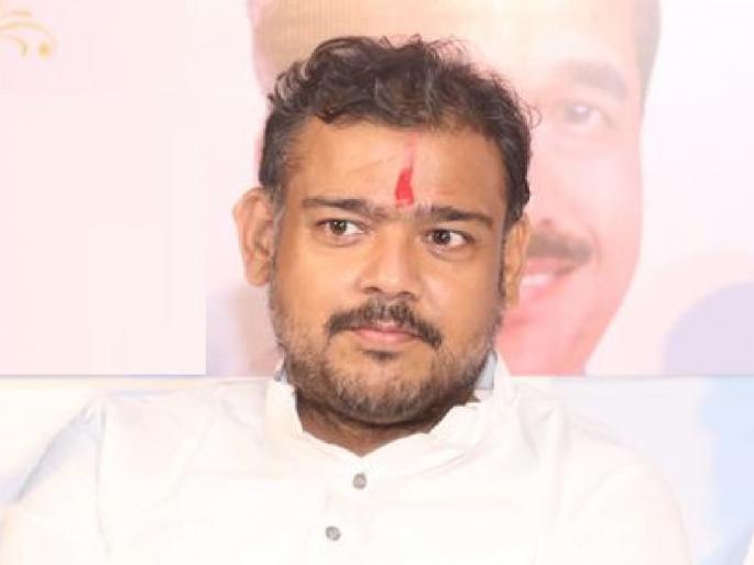 Vishal Patil is emotional with the memories of vasant Dada patil | दादांच्या आठवणींनी विशाल पाटील भावुक; डोळे पाणावले, जुना वाद संपल्याचे स्पष्टीकरण  Vishal Patil is emotional with the memories of vasant Dada patil | दादांच्या आठवणींनी विशाल पाटील भावुक; डोळे पाणावले, जुना वाद संपल्याचे स्पष्टीकरण