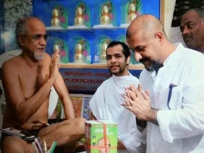 When Vishal Dadlani got in trouble for mocking Jain monk tarun sagar | ...अन् विशाल ददलानीला मागावी लागली होती मुनी तरुण सागर यांची माफी! When Vishal Dadlani got in trouble for mocking Jain monk tarun sagar | ...अन् विशाल ददलानीला मागावी लागली होती मुनी तरुण सागर यांची माफी!