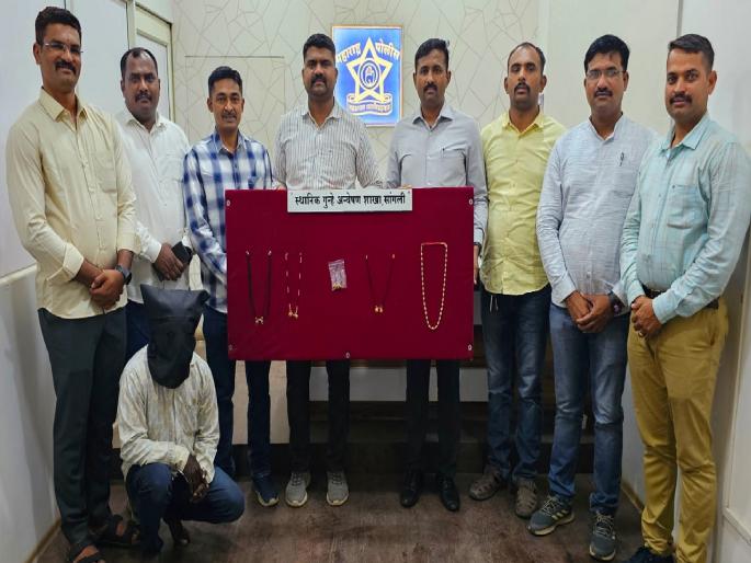 Man robbed of women's gold by lure of subsidy arrested in Sangli | अनुदानाच्या आमिषाने महिलांचे सोने लुटणारा अटकेत, परराज्यातील भामटा सांगलीत जेरबंद Man robbed of women's gold by lure of subsidy arrested in Sangli | अनुदानाच्या आमिषाने महिलांचे सोने लुटणारा अटकेत, परराज्यातील भामटा सांगलीत जेरबंद