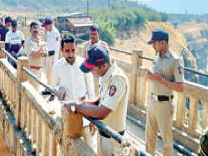 Big police action at Vishalgad in Kolhapur, raids on illegal businesses | kolhapur news: विशाळगडावर पोलिसांची मोठी कारवाई, अवैध धंद्यांवर टाकले छापे; शिवप्रेमींमधून समाधान Big police action at Vishalgad in Kolhapur, raids on illegal businesses | kolhapur news: विशाळगडावर पोलिसांची मोठी कारवाई, अवैध धंद्यांवर टाकले छापे; शिवप्रेमींमधून समाधान