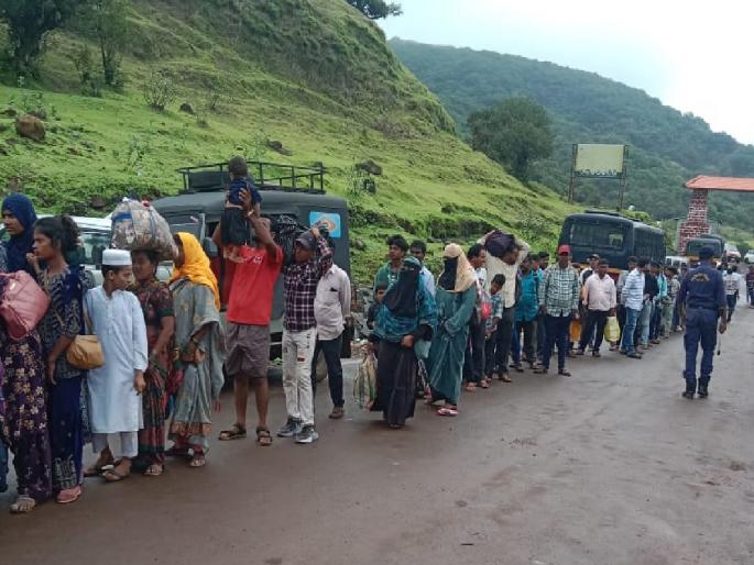 Despite the ban on the Urs at Vishalgad, which is held after Bakri Eid, there is a crowd of devotees | Kolhapur: उरूसावर बंदी, तरीही विशाळगडावर गर्दी Despite the ban on the Urs at Vishalgad, which is held after Bakri Eid, there is a crowd of devotees | Kolhapur: उरूसावर बंदी, तरीही विशाळगडावर गर्दी