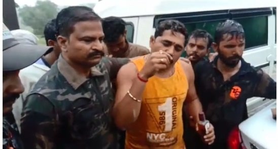 Chop from the Shivrajitra to the purported liquor makers | ते पावनखिंडीत दारू पीत होते, शिवराष्ट्रच्या कार्यकर्त्यांनी 'नशा उतरवली'! Chop from the Shivrajitra to the purported liquor makers | ते पावनखिंडीत दारू पीत होते, शिवराष्ट्रच्या कार्यकर्त्यांनी 'नशा उतरवली'!