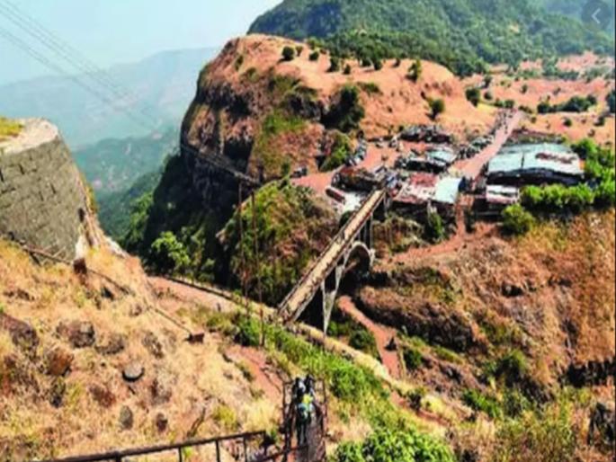 Encroachment removal campaign at Vishalgad under strict security | कडक बंदोबस्तात विशाळगडावर अतिक्रमण हटाव मोहिम Encroachment removal campaign at Vishalgad under strict security | कडक बंदोबस्तात विशाळगडावर अतिक्रमण हटाव मोहिम
